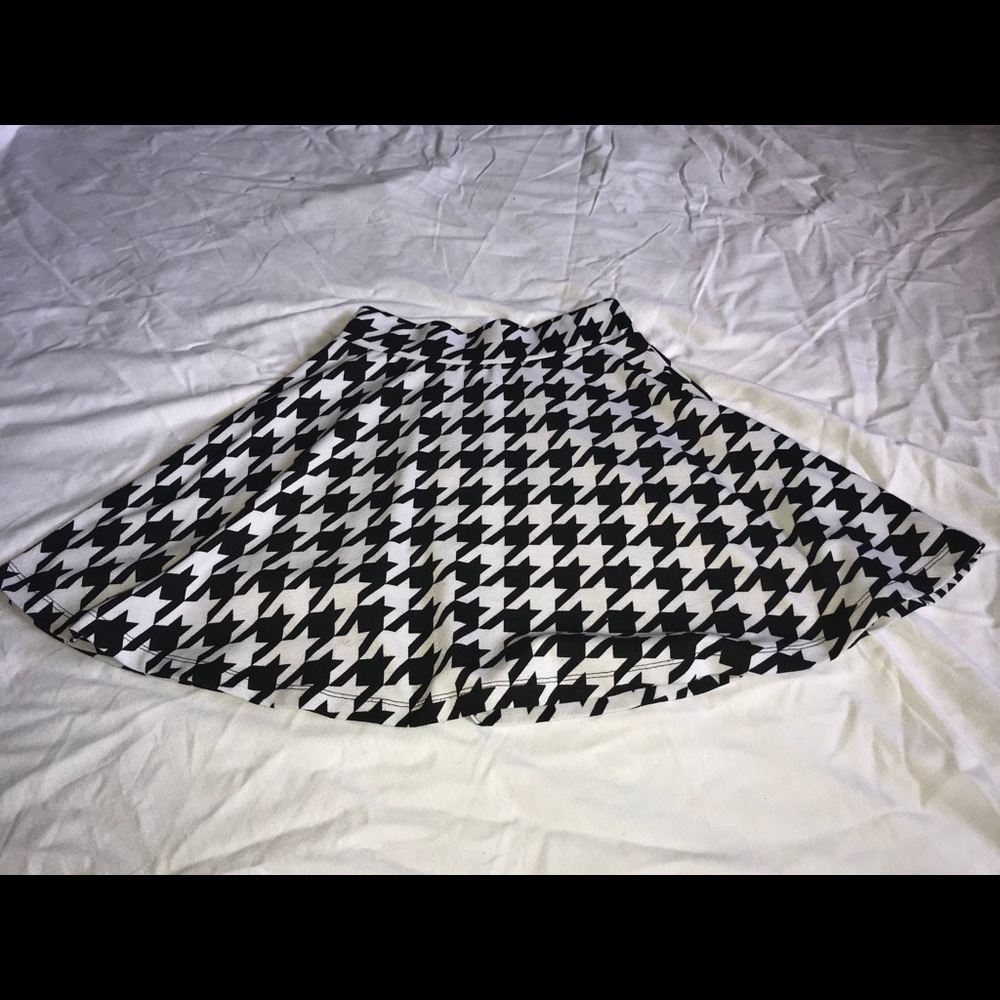Black and white decree skirt Size extra small